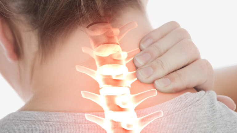 Ευθειασμός στον αυχένα: Tι είναι και τι μπορώ να κάνω γι’ αυτό;